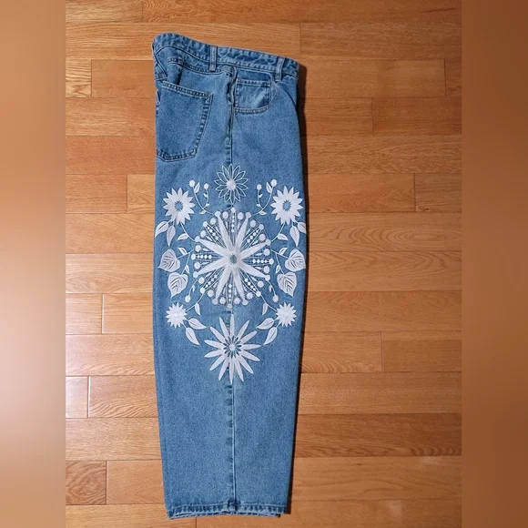 Floral Embroidered Midrise Barrel Jeans - Picture 4 of 14